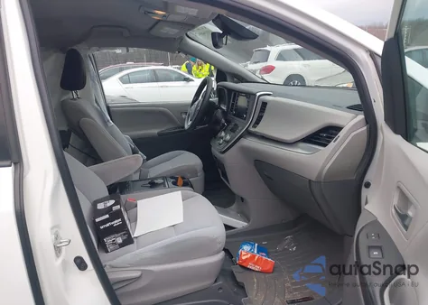 2020 Toyota Sienna Le z USA, uszkodzony, nr VIN 5TDKZ3DC7LS058323